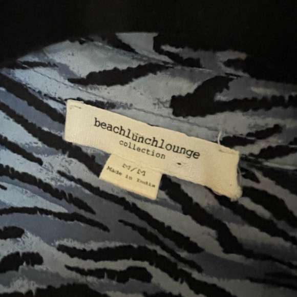 lightweight‎ button down size medium - Picture 6 of 6